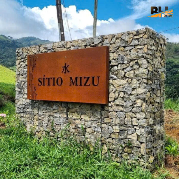 Biển Hiệu Gỉ Sét – Bản Giao Hưởng Của Thời Gian Và Kim Loại