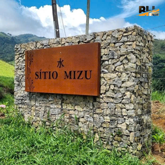 Biển Hiệu Gỉ Sét – Bản Giao Hưởng Của Thời Gian Và Kim Loại